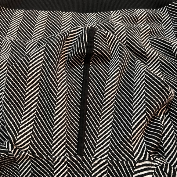 Joie Black and White Chevron Hooded Sweater. Size 3X. - Picture 6 of 7